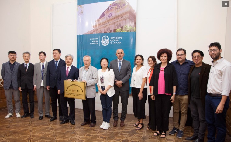 Delegaciones de la Universidad Nacional de la Plata y la Communication University de China se reunieron para fortalecer su vínculo de cooperación académica